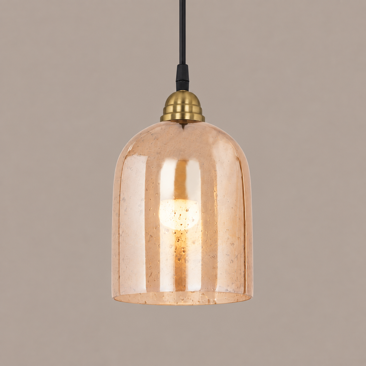 Luma pendel – ravfarvet glas & messing